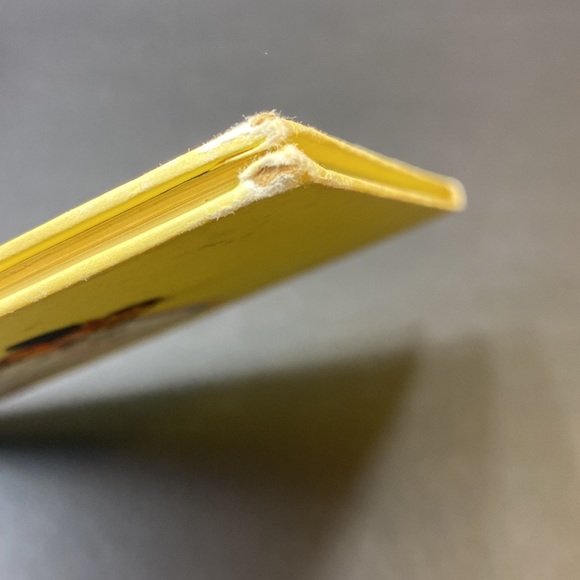 Disney - ROBIN HOOD Spins Gold Hard Cover Book - Picture 5 of 8